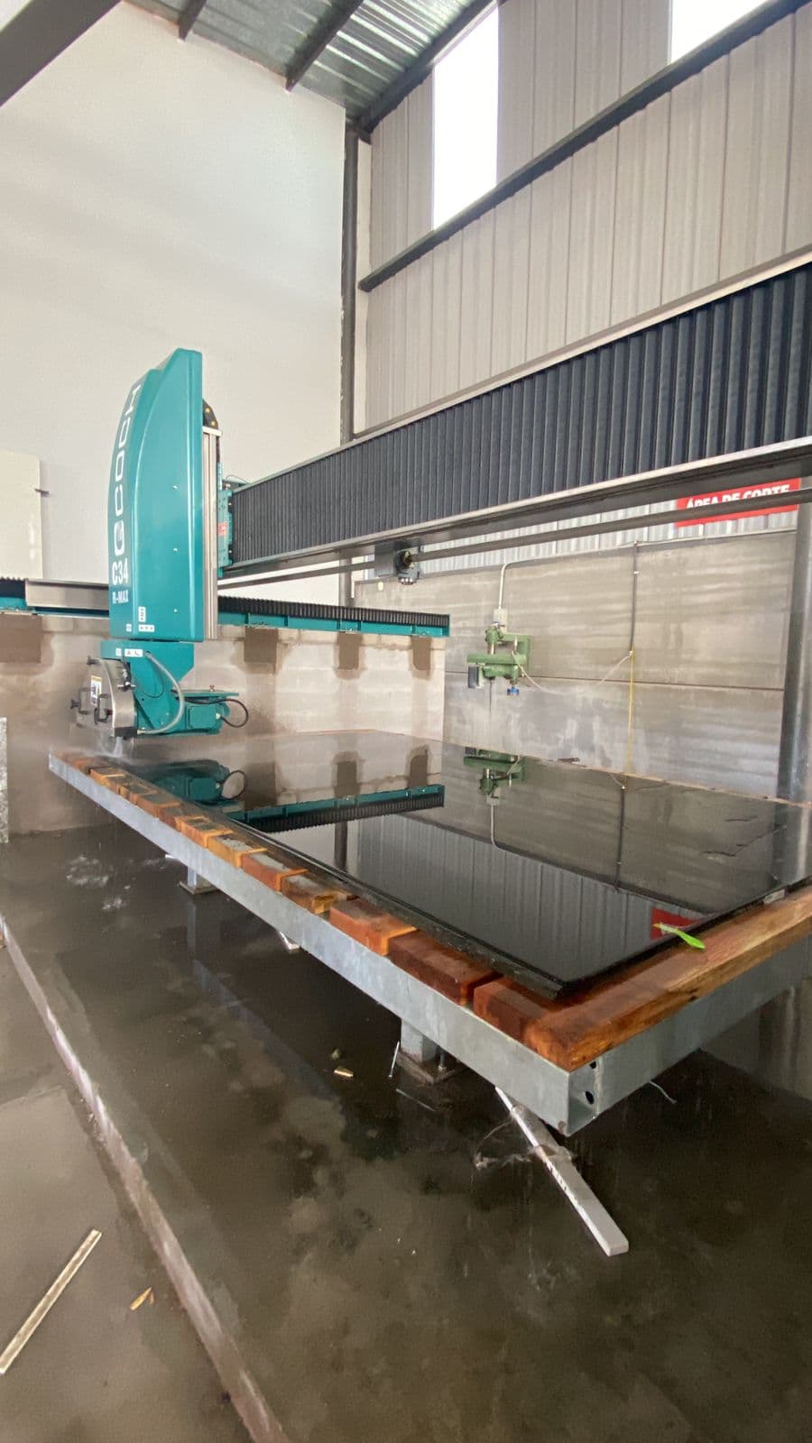 COCH C34 R-MAX con una placa de piedra en la mesa